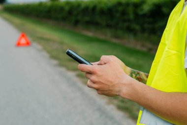Bir cep telefonu arama bir araba tamircisi kullanarak araba kırık çünkü