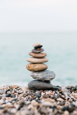 Dengeli taş piramit. Spa tedavi sahnesi, zen gibi kavramlar.