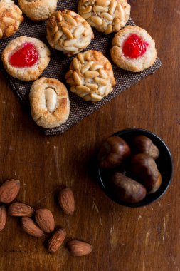 Badem ve chesnuts ile bazı tipik katalan paneller. Dia de Tots Sants, Catalunya