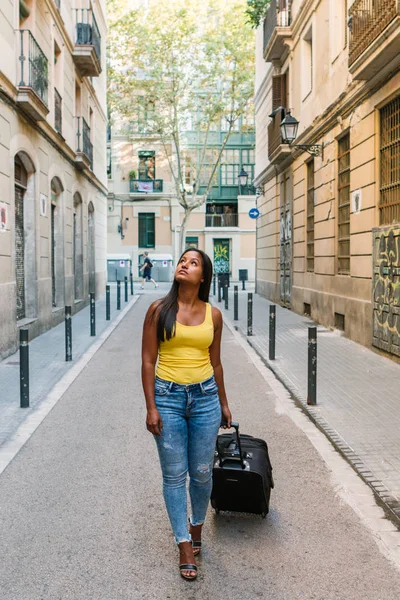 Giovane ragazza turistica cammina per strada in una città europea alla ricerca di un alloggio — Foto Stock