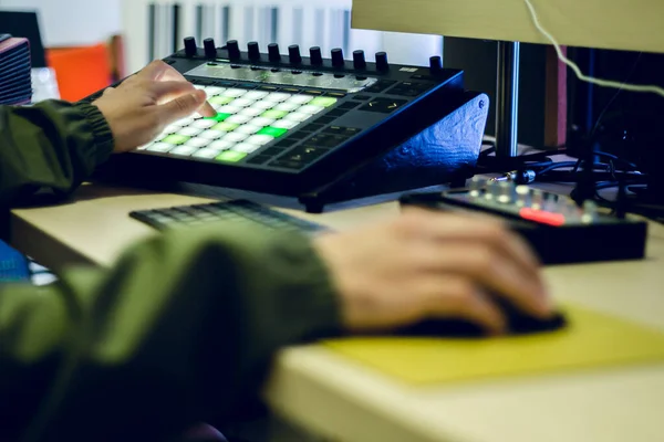 Fonico che lavora al mixer nel suo studio di registrazione del suono — Foto Stock