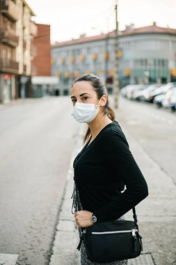 Sokakta yüzü koruyan maske takan İspanyol kadın. Coronavirus yaşam tarzı