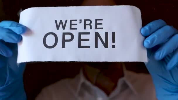 Власник Бізнесу Рукавичками Маскою Обличчя Вішає Відкритий Знак Відкриті Ресторані — стокове відео