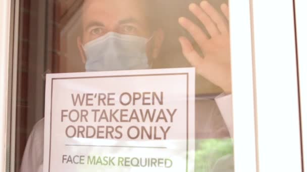 Restaurantmitarbeiter Entfernt Während Der Coronavirus Pandemie Geschlossenes Schild Von Der — Stockvideo
