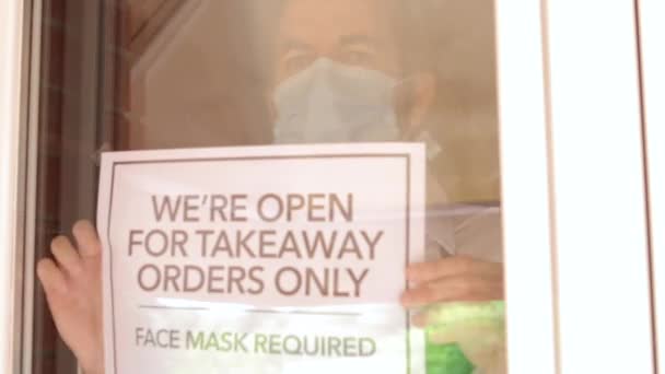 Pracownik Restauracji Usuwa Zamknięty Znak Drzwi Wejściowych Restauracji Podczas Pandemii — Wideo stockowe