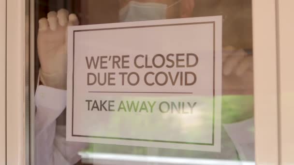 Restaurantmitarbeiter Entfernt Während Der Coronavirus Pandemie Geschlossenes Schild Von Der — Stockvideo