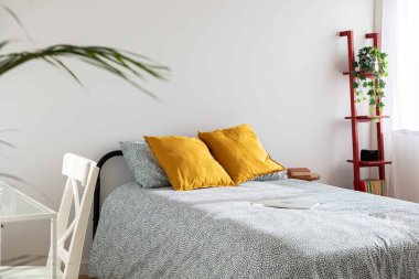 Rahat bir yatak odası, çalışma alanı ve rahatlatıcı bir atmosfer yaratan dekoratif bitkiler.