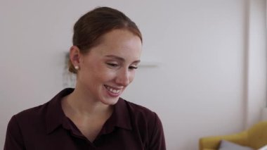 Ofisteki dizüstü bilgisayara odaklanmış 30 yaşında, kızıl saçlı, genç bir iş kadını. İş ortamını ortaya çıkarmak için çekimler yapılıyor. İş, uzak çalışma yaşam tarzı