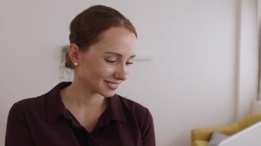 30 'lu yaşlarda profesyonel bir kadın iş yerinde dizüstü bilgisayar kullanıyor. İş yerinde güven ve verimliliği gösteren odaklanmış iş hayatı sahnesi.