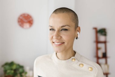 Ofis işyerindeki yetkilendirilmiş yetişkin iş kadını. İş adamları ve güçlendirme kavramı.