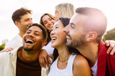 Çeşitli genç arkadaşlar yazın birlikte dışarıda eğleniyorlardı. Milenyum öğrencileri gülerek şehir sokaklarında geziyor ve tatilin tadını çıkarıyor. Gençlik toplumu ve arkadaşlık kavramı.