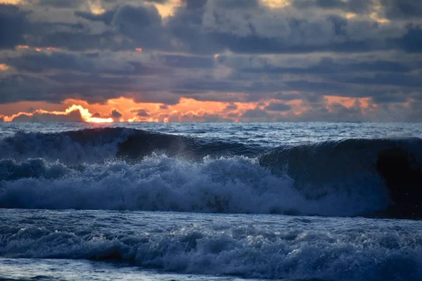 Burza Morzu Duże Fale Przychodzące Wybrzeżu Zachód Słońca Niebo Horyzoncie — Zdjęcie stockowe