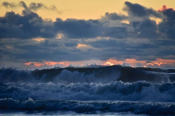 Burza Morzu Duże Fale Przychodzące Wybrzeżu Zachód Słońca Niebo Horyzoncie — Zdjęcie stockowe