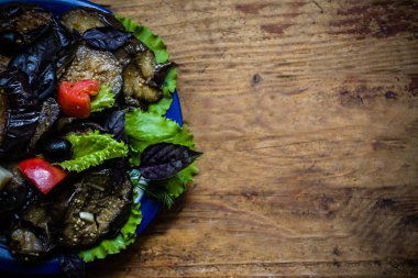 Patlıcan salatası ve yeşillik. Salata Zeytinyağlı, deniz tuzu ve pembe biber.