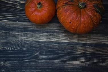 Kabak koyu ahşap arka plan üzerinde.