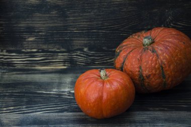 Kabak koyu ahşap arka plan üzerinde.