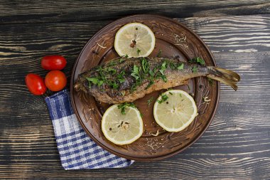 Deniz sebze ahşap arka plan üzerinde balıkla pişmiş