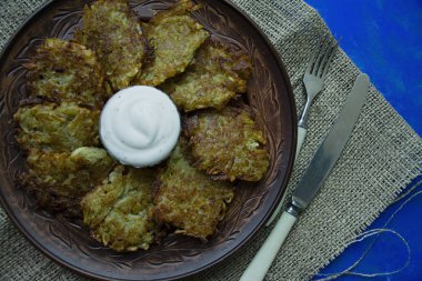 Mavi bir arka plan üzerinde soslu patates börek. Yukarıdan görüntülemek.