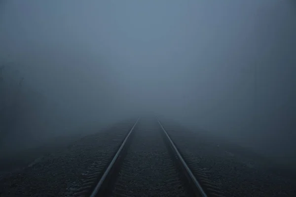 Ferrovia nella nebbia — Foto Stock