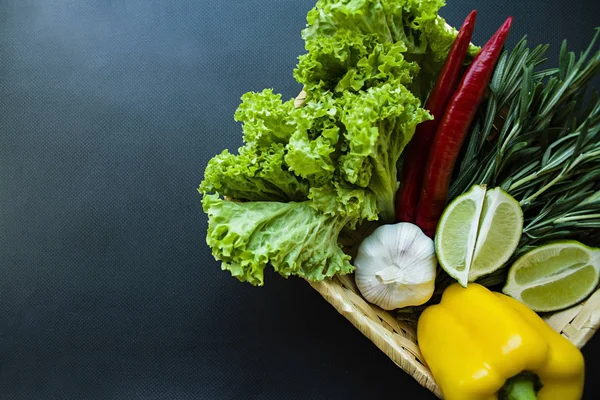 Свежие овощи в корзине на темном фоне. Правильное питание. Вид сбоку . — стоковое фото