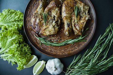 Bir ızgara tava, ızgara tavuk eti, biberiye, karanlık bir arka plan üzerinde sebze için baharat ile dekore edilmiş. Yukarıdan görüntülemek