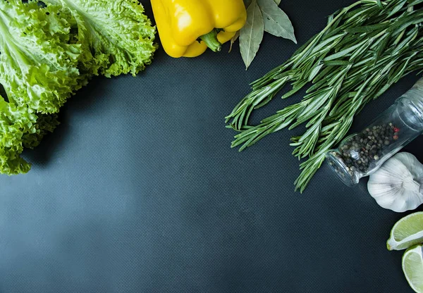 Свежие овощи и зелень на темном фоне. Место для смс. Вид сверху . — стоковое фото