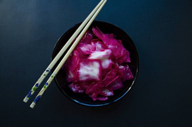 Pancar karanlık bir arka plan üzerinde Marine lahana. Asya salata. Yukarıdan görüntülemek.