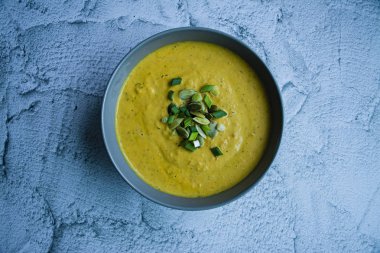 Krem ve kabak çekirdeği, kabak çorbası servis hafif bir kapta, üstten görünüm. Doğru ve sağlıklı gıda.