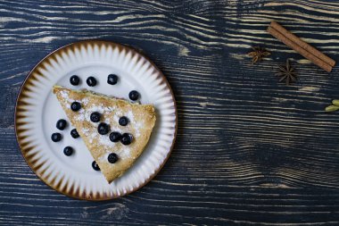 Ev yapımı organik elmalı turta, yemeye hazır.