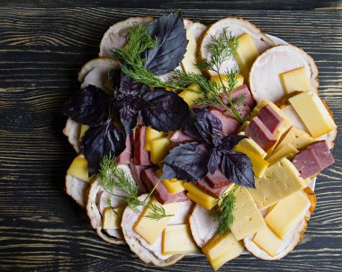 Salam, jambon ve peynir salata ve sebze dilimlenmiş. Sosis ve tedavi et şenlikli masaya sıkma.