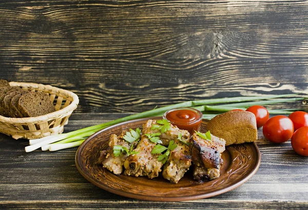꿀 소스와 함께 옷을 입고 맛 있는 튀김된 갈비뼈, 장식 채소와 야채. — 스톡 사진