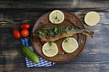Deniz sebze ahşap arka plan üzerinde balıkla pişmiş