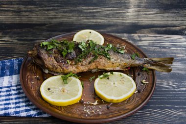 Deniz sebze ahşap arka plan üzerinde balıkla pişmiş