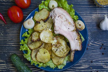 Ev yapımı domuz eti güveç ahşap arka plan üzerinde taze sebze ile patates ile. Yukarıdan görüntülemek.
