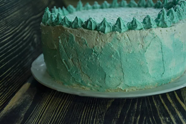 Torta verde Ombre para celebrar sobre un fondo de madera oscura — Foto de Stock