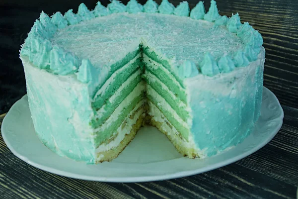 Torta verde Ombre para celebrar sobre un fondo de madera oscura — Foto de Stock