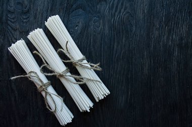 Ham udon erişte koyu ahşap arka plan üzerinde rulo. Metin için yer. Yukarıdan görüntülemek.