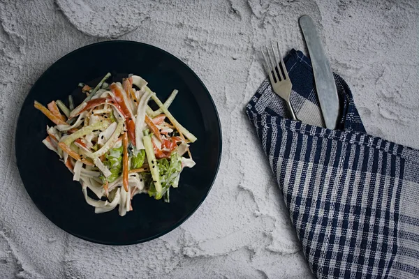 Diätetisches Essen, frischer Gemüsesalat mit imitierter Krabbenstange, gewürzt mit Sojasauce und japanischem Sesam. in Streifen schneiden. Blick von oben — Stockfoto