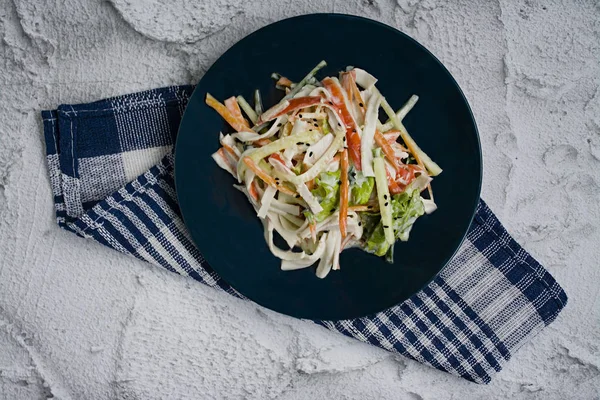 Diätetisches Essen, frischer Gemüsesalat mit imitierter Krabbenstange, gewürzt mit Sojasauce und japanischem Sesam. in Streifen schneiden. Blick von oben — Stockfoto