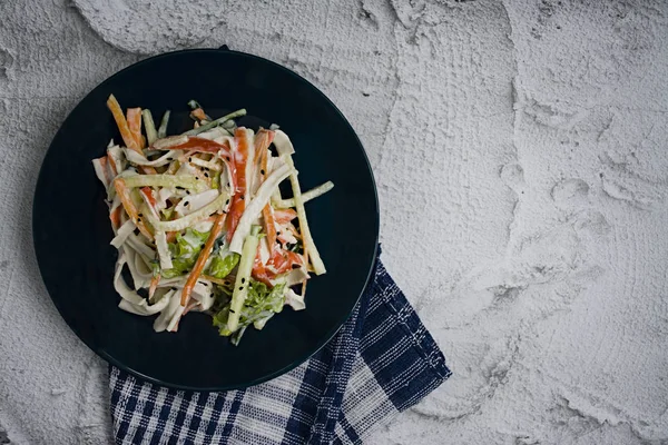 Diätetisches Essen, frischer Gemüsesalat mit imitierter Krabbenstange, gewürzt mit Sojasauce und japanischem Sesam. in Streifen schneiden. Blick von oben — Stockfoto