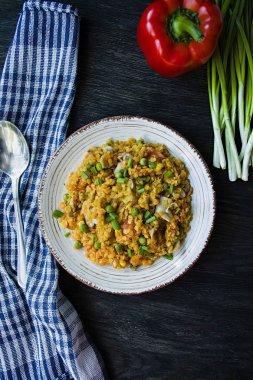 Mercimek püresi ile sebze ve otlar. Sağlıklı bir yaşam tarzı. Diyet menüsü. Koyu ahşap arka plan. Yukarıdan görüntülemek.