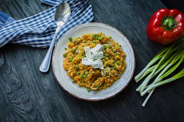 Mercimek püresi ile sebze ve otlar. Sağlıklı bir yaşam tarzı. Diyet menüsü. Koyu ahşap arka plan. Yukarıdan görüntülemek.