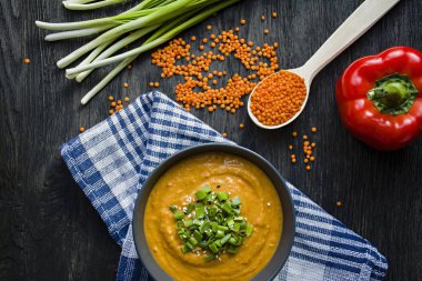 Yeşillikleri ile mercimek çorbası. Sağlıklı bir yaşam tarzı. Diyet menüsü. Koyu ahşap arka plan. Yukarıdan görüntülemek.