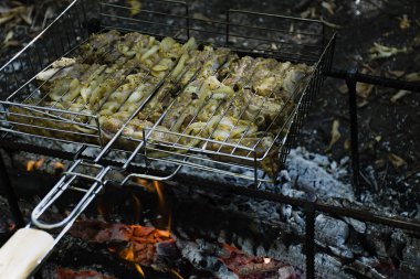 Domuz kaburga ateş üzerinde pişirme. Şiş kebap ızgara, Barbekü doğada bir alev ile. Yan görünüm.