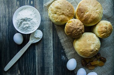 Paskalya kek koyu arka plan üzerine. Kurutulmuş meyve ile taze kek. Paskalya kek yapma işlemi. Yukarıdan görüntülemek.