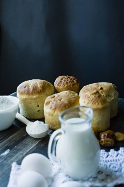 Paskalya kek koyu arka plan üzerine. Kurutulmuş meyve ile taze kek. Paskalya kek pişirme süreci. Yandan görüntülemek.