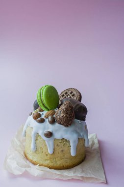 Paskalya, Paskalya kek çikolata ve macaroons ile dekore edilmiştir. Geleneksel Kulich, Paskalya ekmek. Bahar tatil Mesih'in dirilişi anısına. Pembe bir arka plan. Metin için yer.