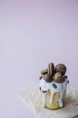 Paskalya, Paskalya kek dekore çikolata ve çerezler ile. Geleneksel Kulich, Paskalya ekmek. Bahar tatil Mesih'in dirilişi anısına. Pembe bir arka plan. Metin için yer.