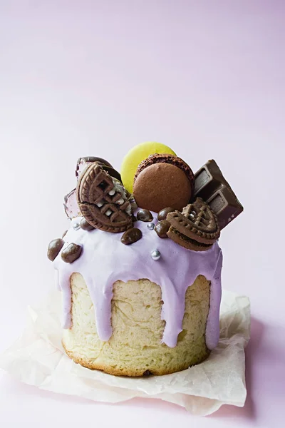 Pascua, pastel de Pascua decorado con chocolate y macarrones. Tradicional Kulich, Pan de Pascua. Vacaciones de primavera en memoria de la resurrección de Cristo. Fondo rosa . — Foto de Stock