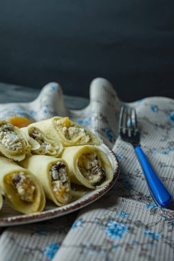 Süzme peynir, Erik, Kuru kayısı ve kuru üzüm ile krep. Yan görünüm. Koyu ahşap arka plan.